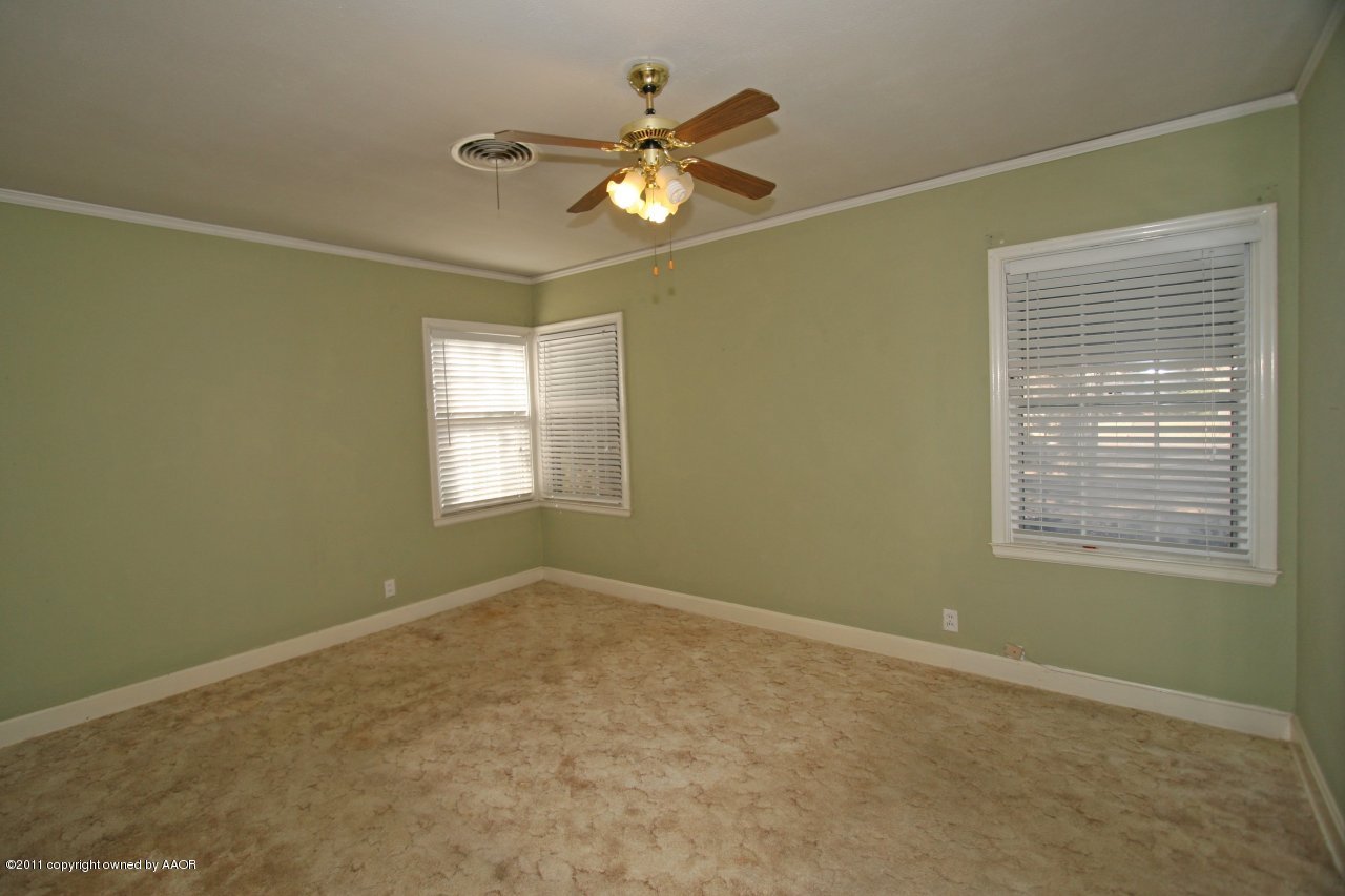 927 South Rusk Street Amarillo, TX 79102 - Photo 8 of 13 a view of an empty room with a window