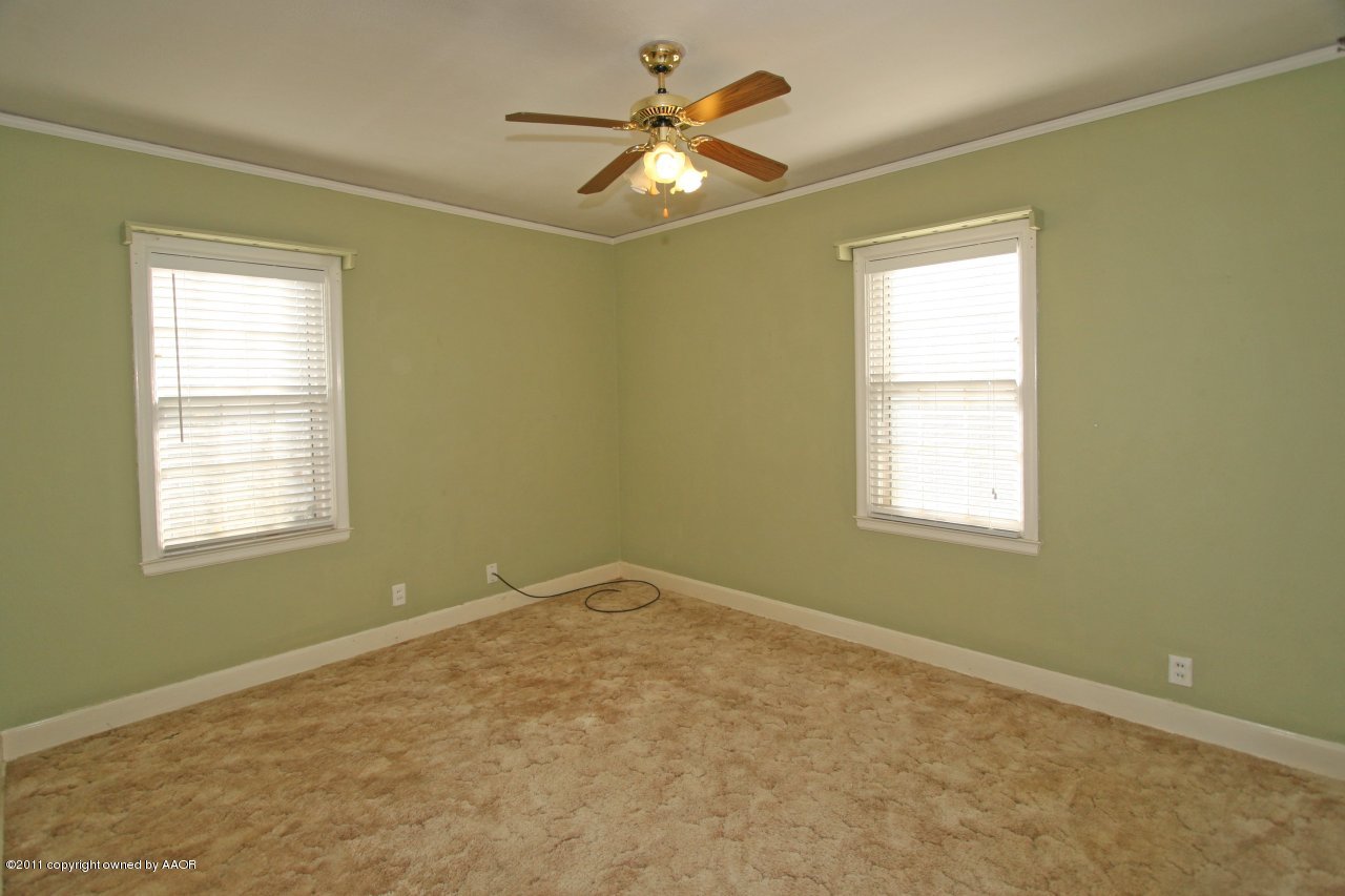 927 South Rusk Street Amarillo, TX 79102 - Photo 9 of 13 a view of an empty room with a window