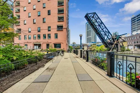 $275,000 | 701 South Wells Street, Unit 1402, Chicago, IL 60607