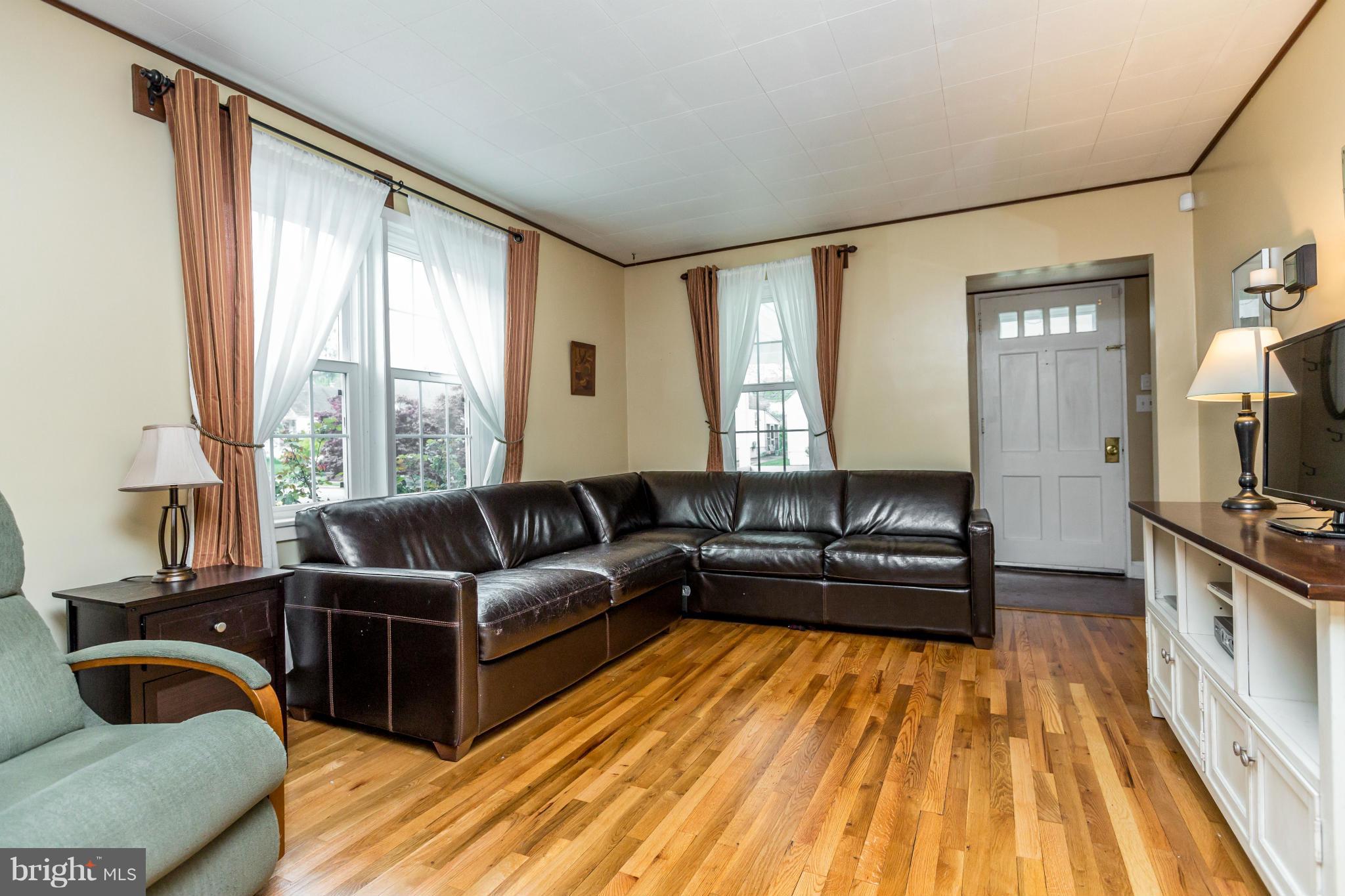 2508 Linwood Road Baltimore, MD 21234 - Photo 3 of 27 Living Room