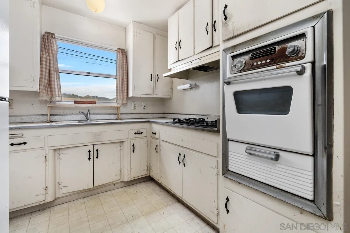 9218 Ellenbee Road Santee, CA 92071 - Photo 9 of 30