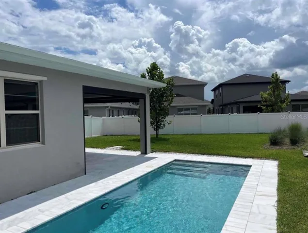 a view of back yard of the house