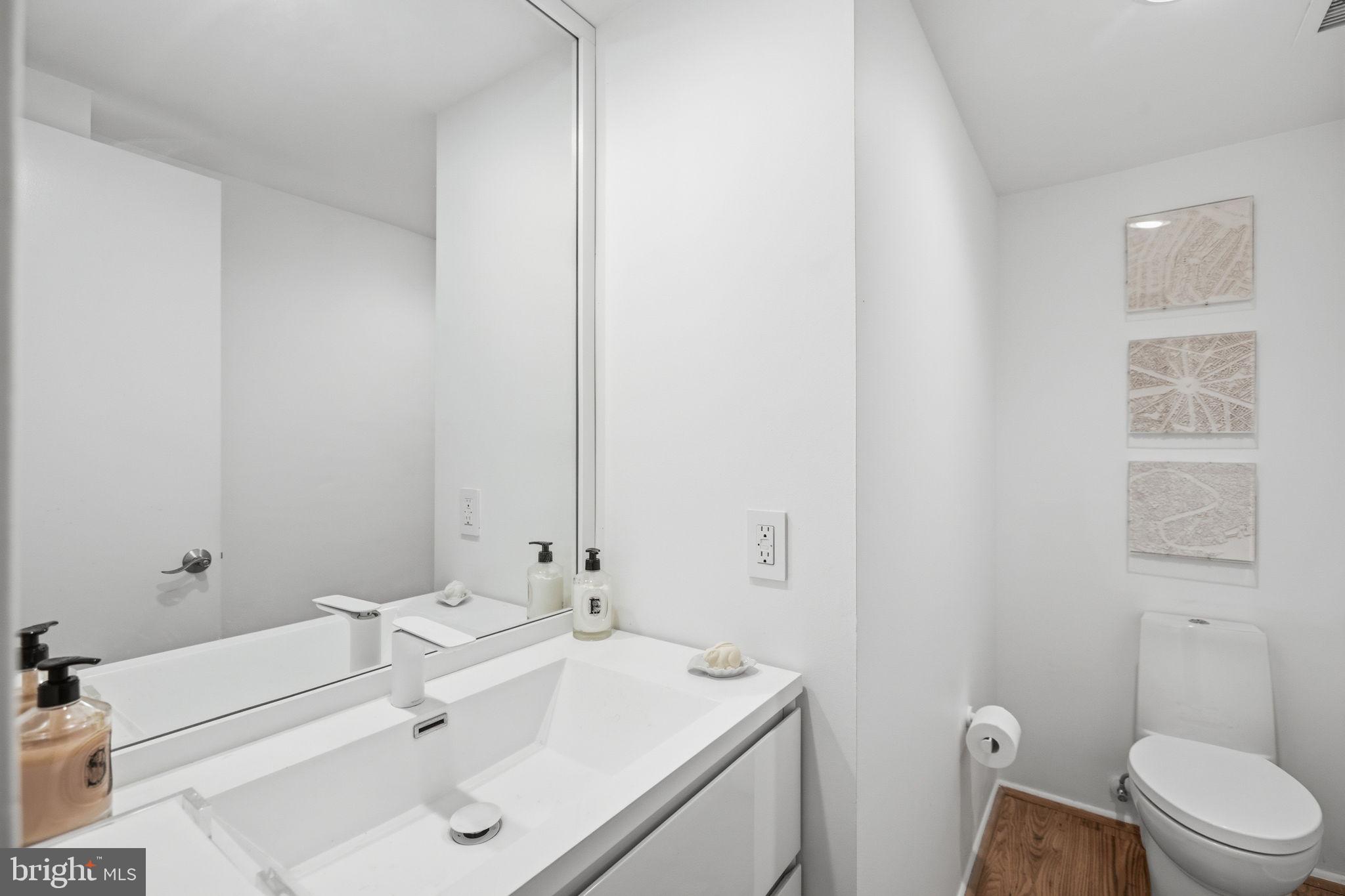 4100 Cathedral Avenue Northwest, Unit 615 Washington, DC 20016 - Photo 12 of 48 Powder Room