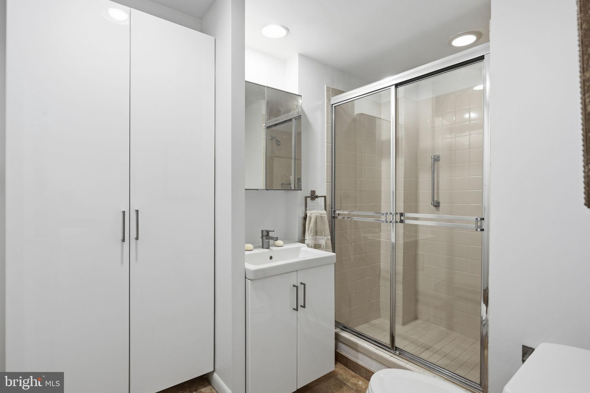 4100 Cathedral Avenue Northwest, Unit 615 Washington, DC 20016 - Photo 22 of 48 2nd Full Bath