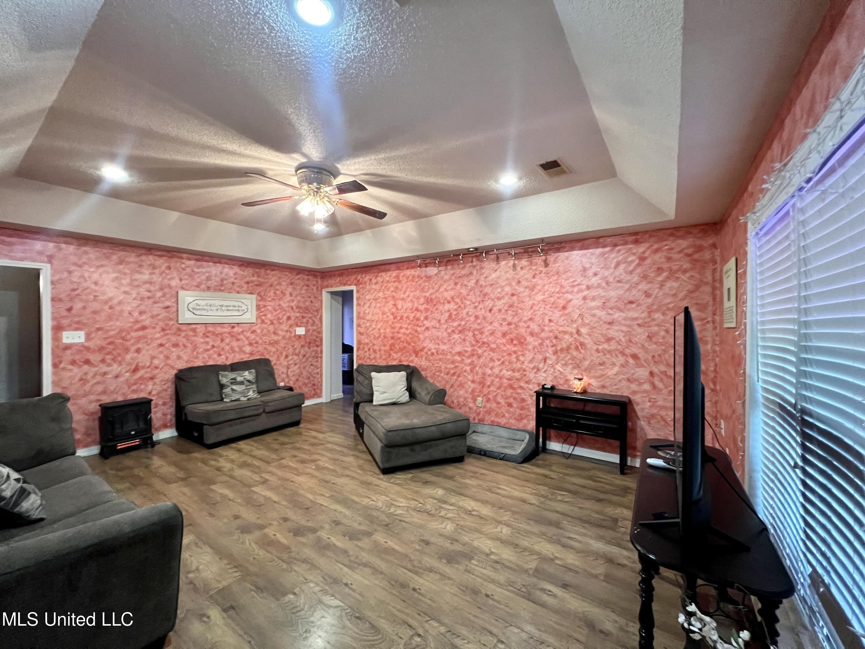 12 Forest Hill Road Byhalia, MS 38611 - Photo 3 of 13 Living Room 2