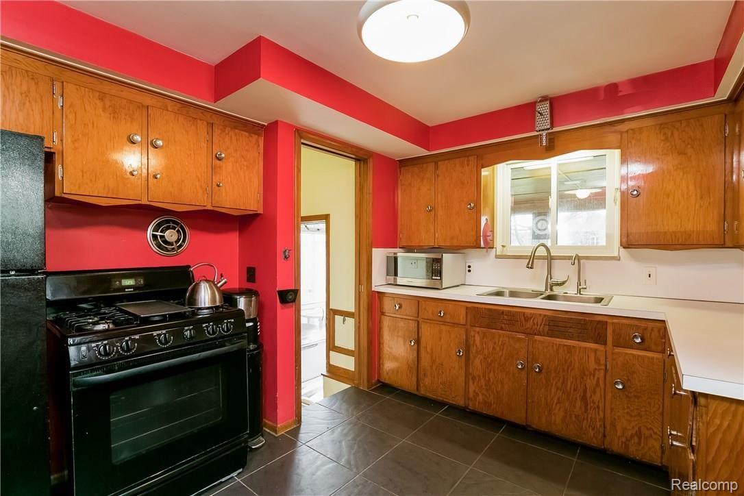 110 South Alice Avenue Rochester, MI 48307 - Photo 9 of 27 010-Kitchen-2593529-large.jpg