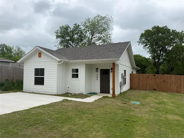 $219,000 | 202 Pine Street, Bonham, TX 75418