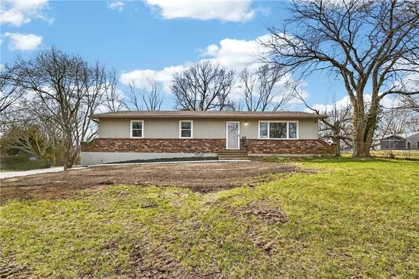 $440,000 | 23718 Rte 291, Harrisonville, MO 64701