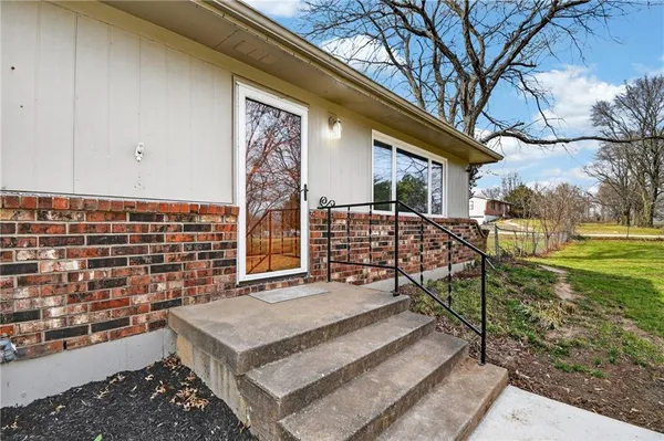 $440,000 | 23718 Rte 291, Harrisonville, MO 64701