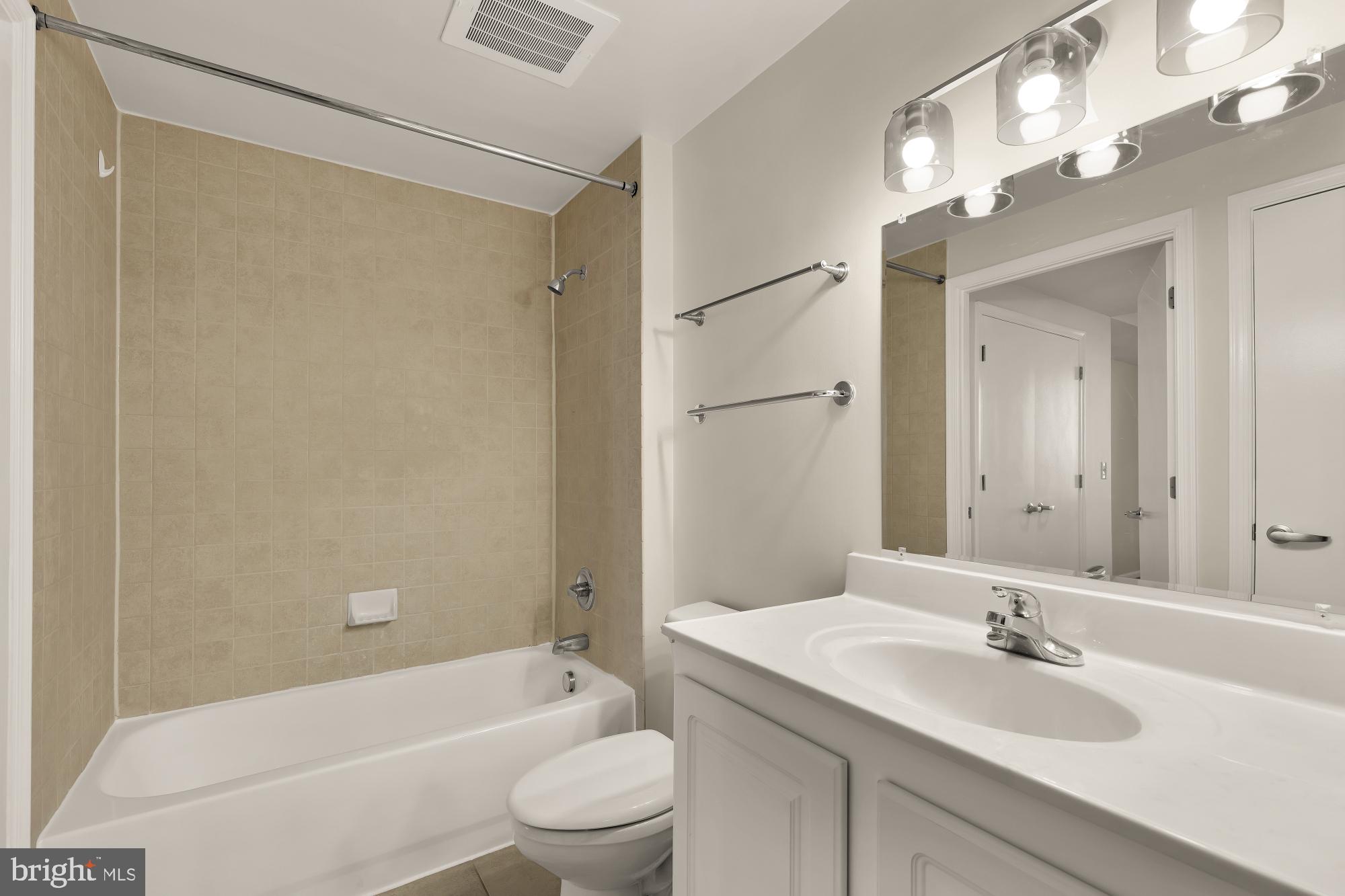 355 I Street Southwest, Unit 621 Washington, DC 20024 - Photo 25 of 34 Full Bath