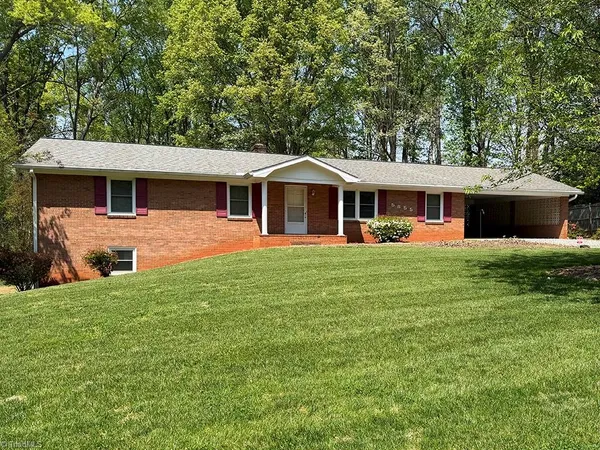 $325,000 | 5855 Woodsway Drive, Pfafftown, NC 27040