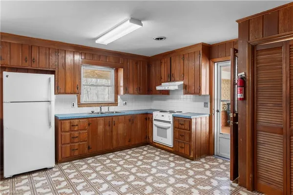 $340,000 | 5855 Woodsway Drive, Pfafftown, NC 27040