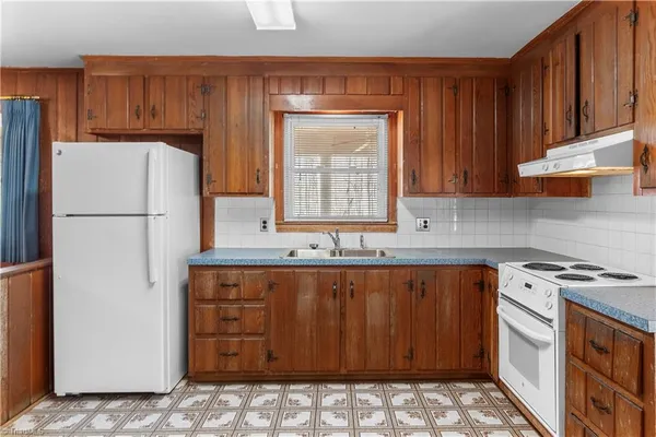 $340,000 | 5855 Woodsway Drive, Pfafftown, NC 27040
