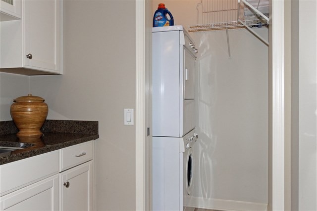 151 West Wing Street, Unit 610 Arlington Heights, IL 60005 - Photo 19 of 21 a close view of a utility room with mirror and tiles
