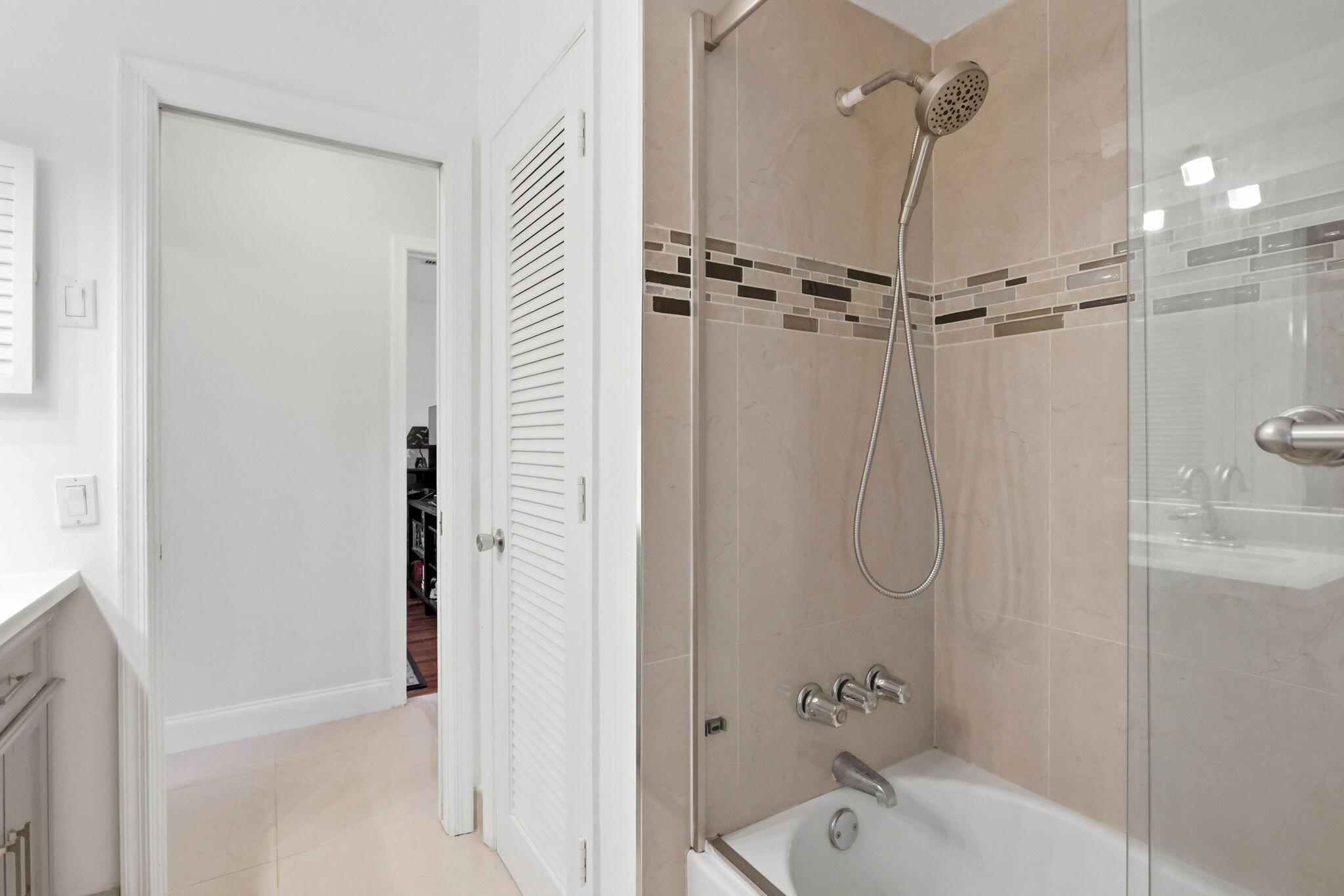 115 Orchard Ridge Lane Boca Raton, FL 33431 - Photo 19 of 28 18_Cabana_Bath_Interior
