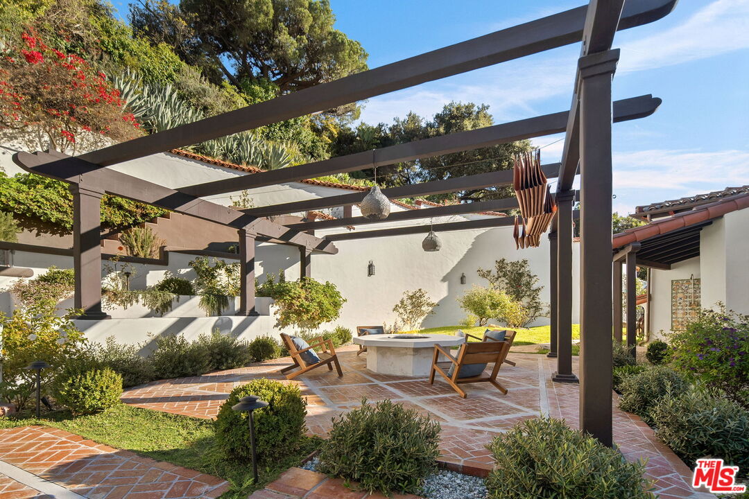 1744 Reedvale Lane Los Angeles, CA 90049 - Photo 16 of 30 a bench sitting in front of a building