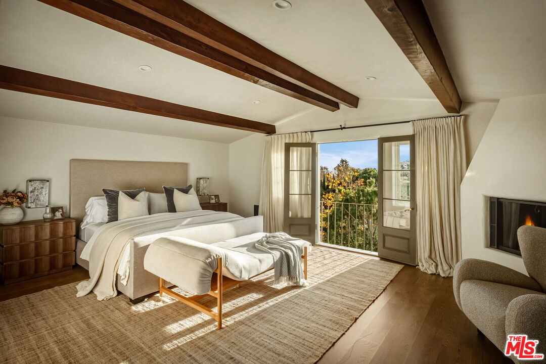 1744 Reedvale Lane Los Angeles, CA 90049 - Photo 17 of 30 a spacious bedroom with a bed couch and a large window