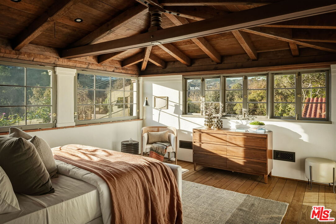 1744 Reedvale Lane Los Angeles, CA 90049 - Photo 21 of 30 a bedroom with a bed and a large window