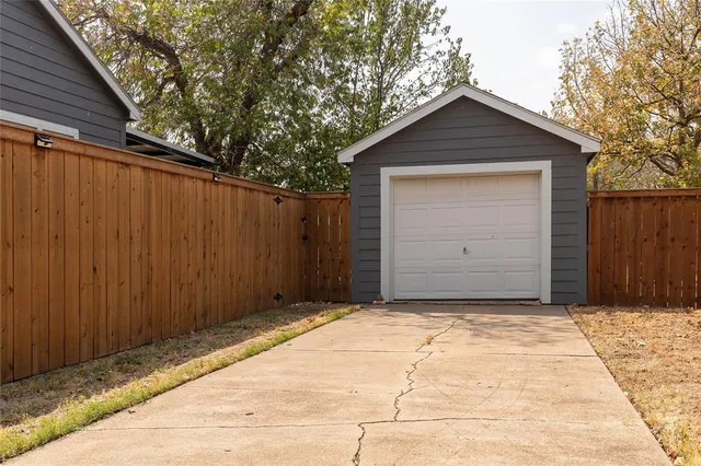 a view of backyard with a barn