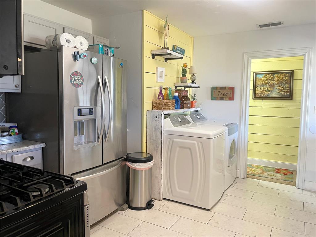 1208 Carolina Street Graham, TX 76450 - Photo 9 of 25 a utility room with dryer and washer