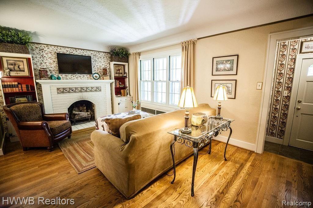 5650 Middlebelt Road West Bloomfield, MI 48322 - Photo 5 of 40 4-Another view of Living Rm.jpg