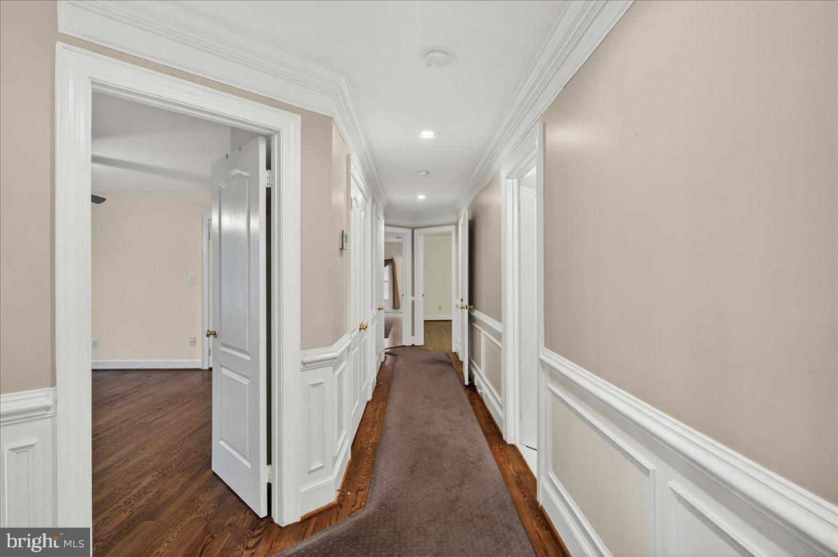 6612 Colchester Road Clifton, VA 20124 - Photo 44 of 93 Elegant molding in upper hall