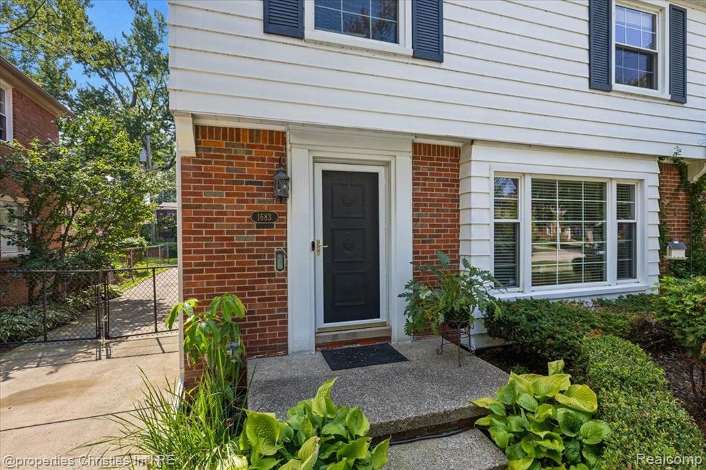 1683 Severn Road Grosse Pointe Woods, MI 48236 - Photo 6 of 47