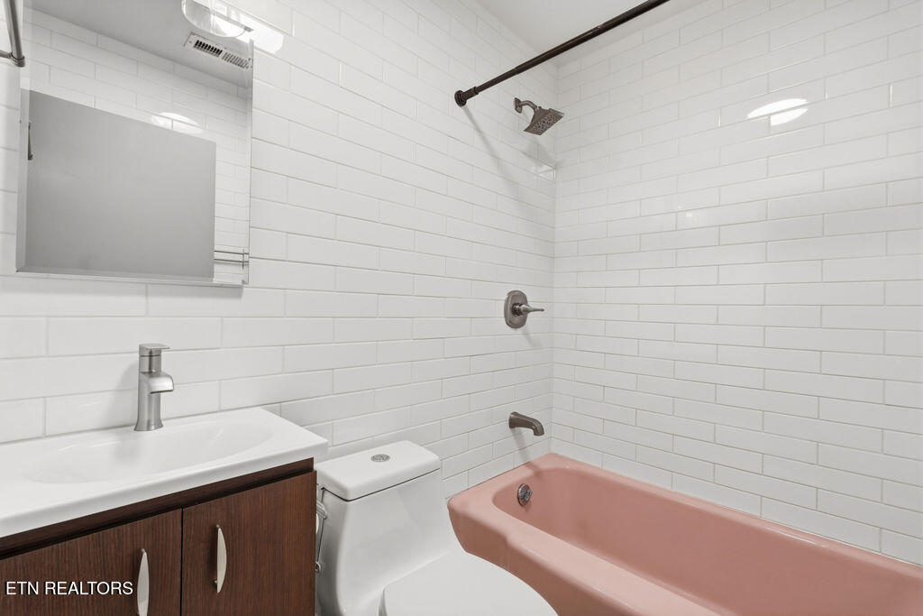 853 West Outer Drive Oak Ridge, TN 37830 - Photo 31 of 59 Upstairs Full Bathroom