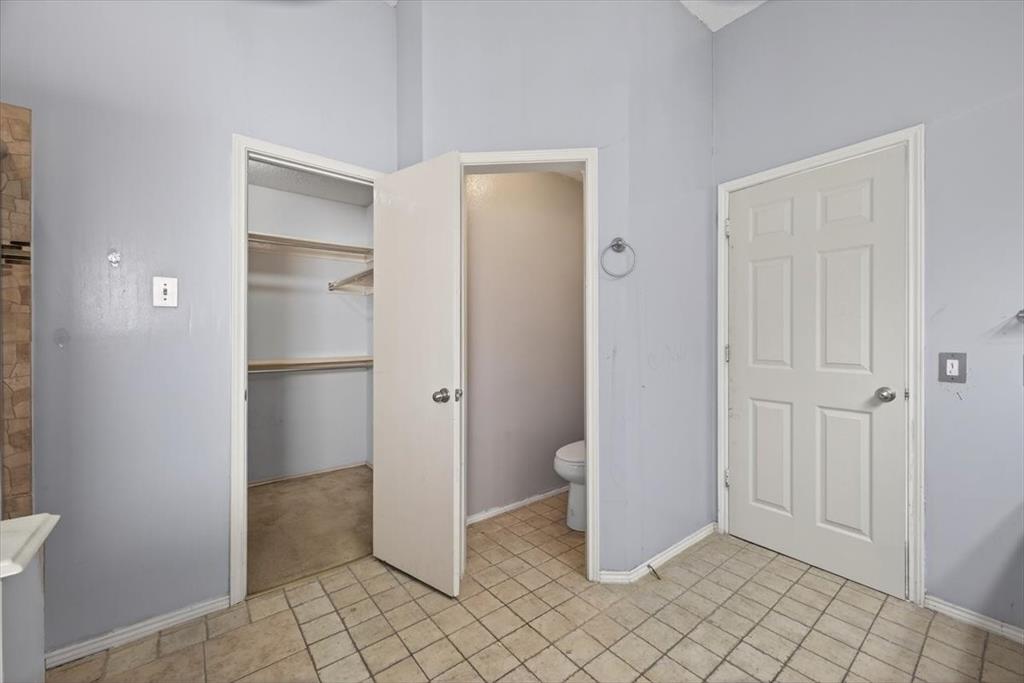 920 Danforth Place Arlington, TX 76017 - Photo 20 of 28 a view of an empty room and closet