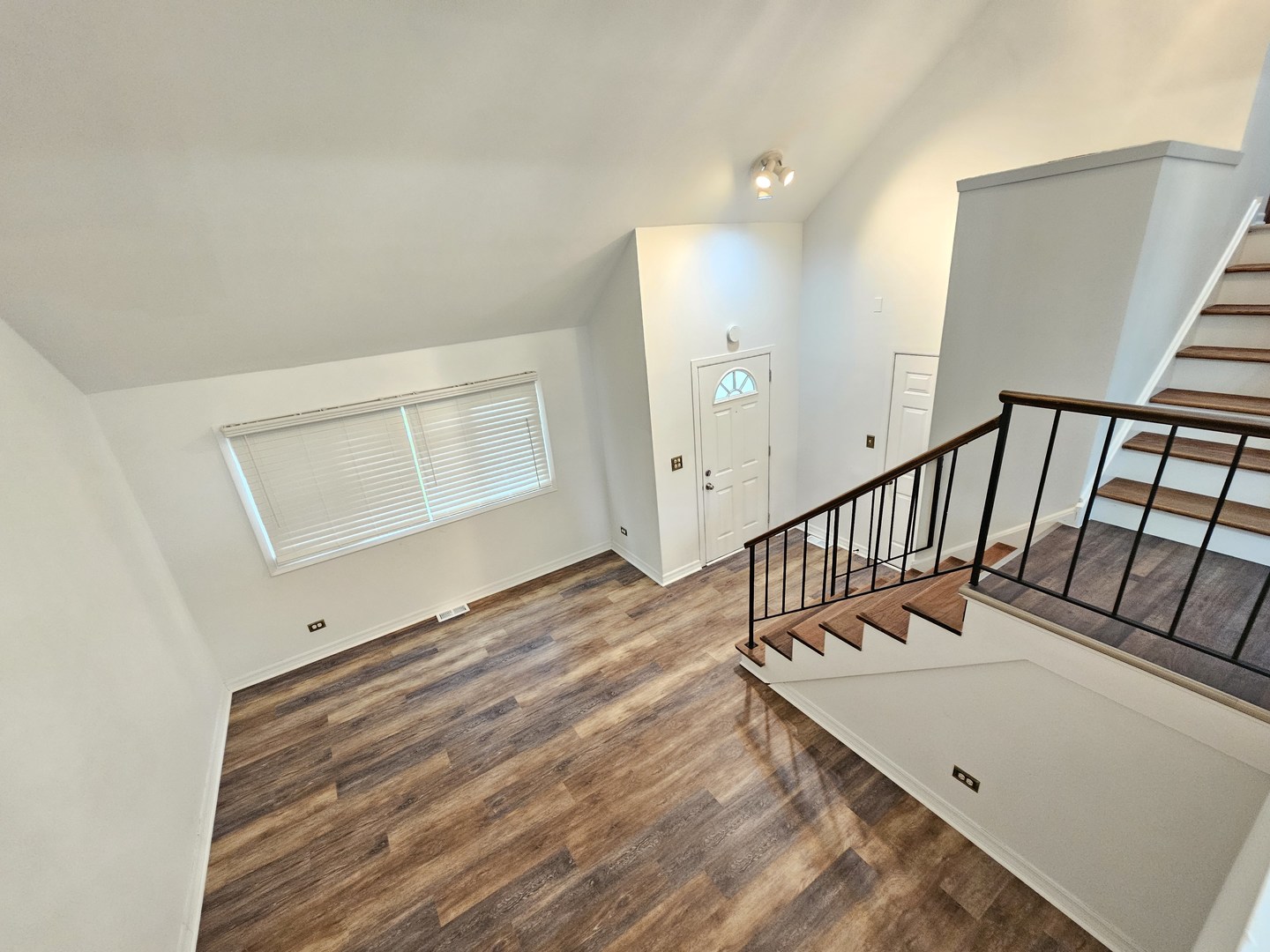571 White Birch Road Lindenhurst, IL 60046 - Photo 5 of 24