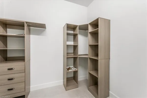 an empty room with an entryway and empty room