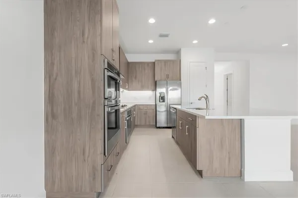 a view of an house with backyard porch and garden