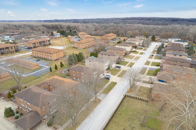 $2,400 | 11111 South Helena Drive, Unit 3, Palos Hills, IL 60465