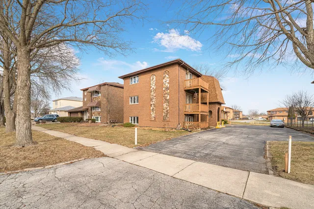 $2,400 | 11111 South Helena Drive, Unit 3, Palos Hills, IL 60465