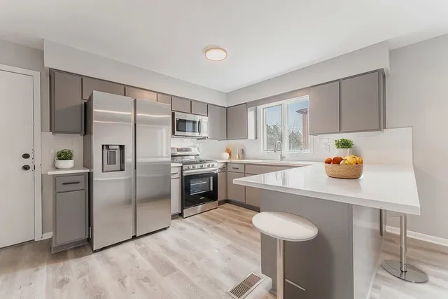 $2,400 | 11111 South Helena Drive, Unit 3, Palos Hills, IL 60465