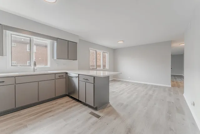 $2,400 | 11111 South Helena Drive, Unit 3, Palos Hills, IL 60465