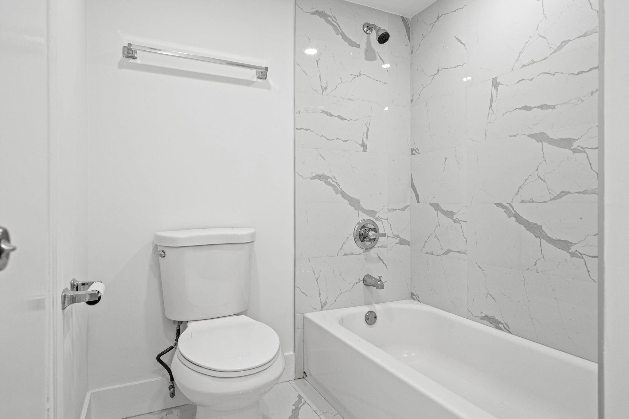 9227 Southwest 87th Avenue, Unit B1 Miami, FL 33176 - Photo 22 of 27 a bathroom with a toilet and a bathtub