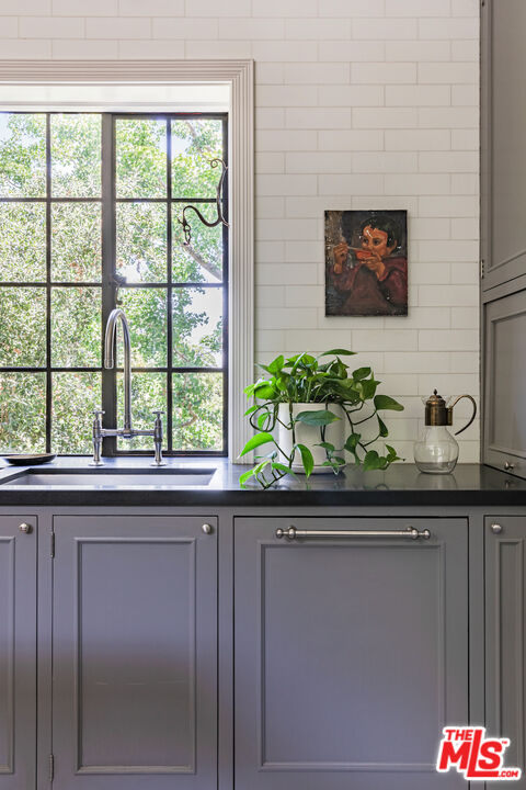 3701 Shannon Road Los Angeles, CA 90027 - Photo 12 of 54