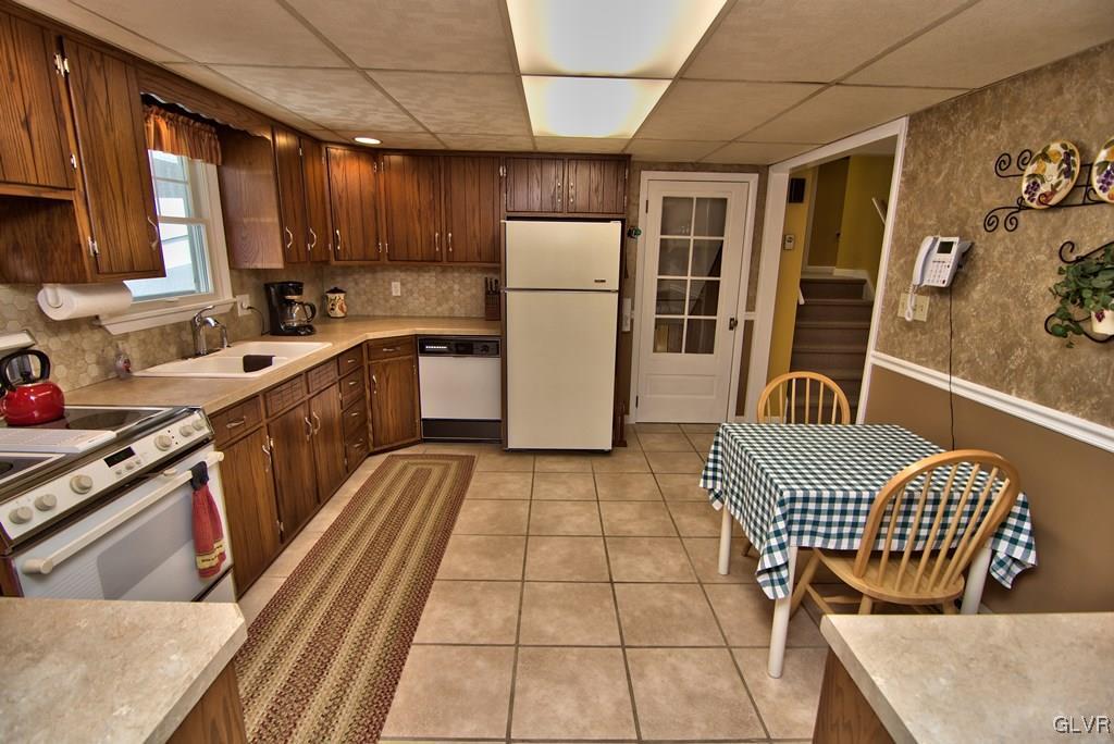 2471 Mountain Road Slatington, PA 18080 - Photo 16 of 49 Nice Size Kitchen!
