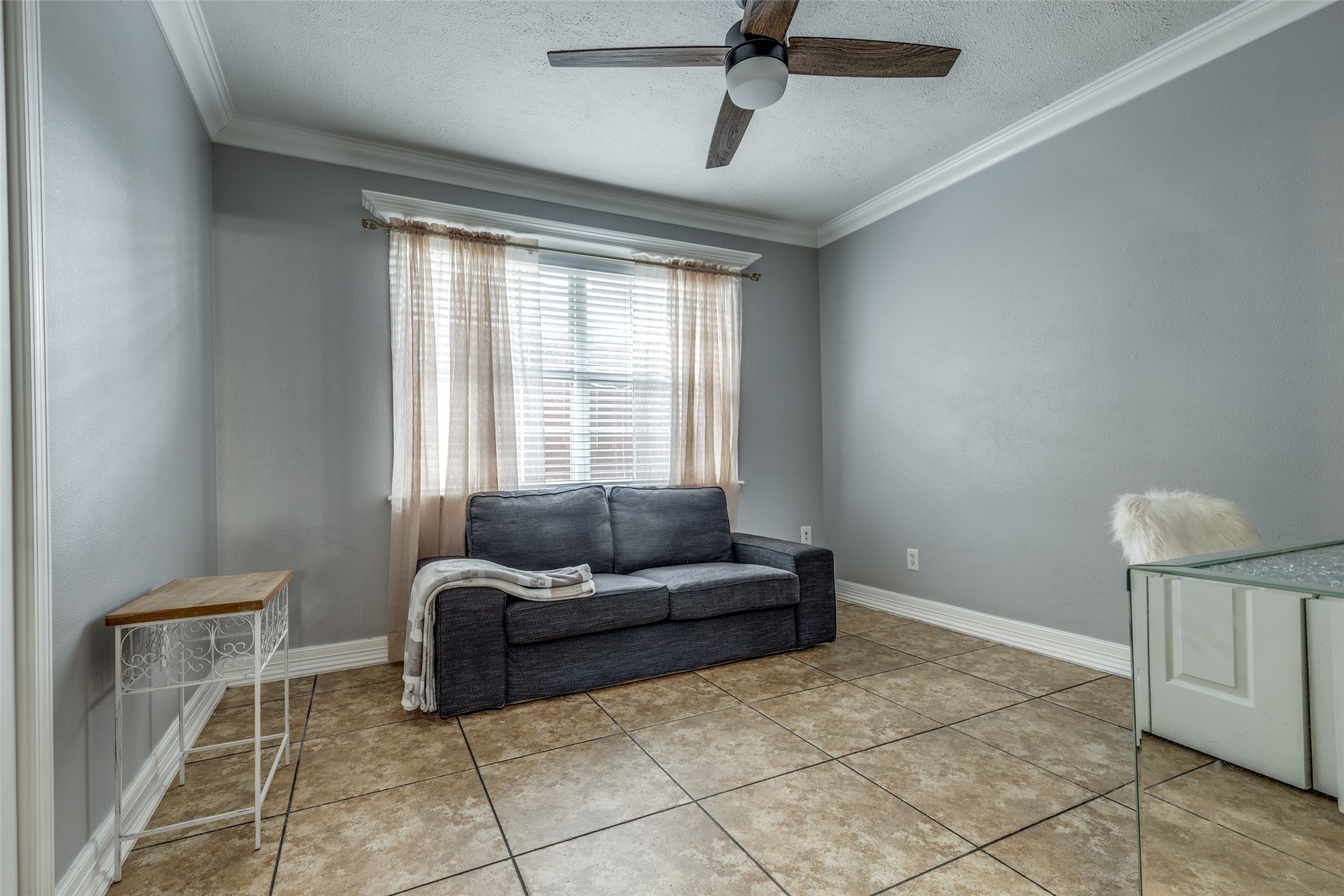 7953 Hammerly Boulevard Houston, TX 77055 - Photo 16 of 24 a living room with furniture and a window