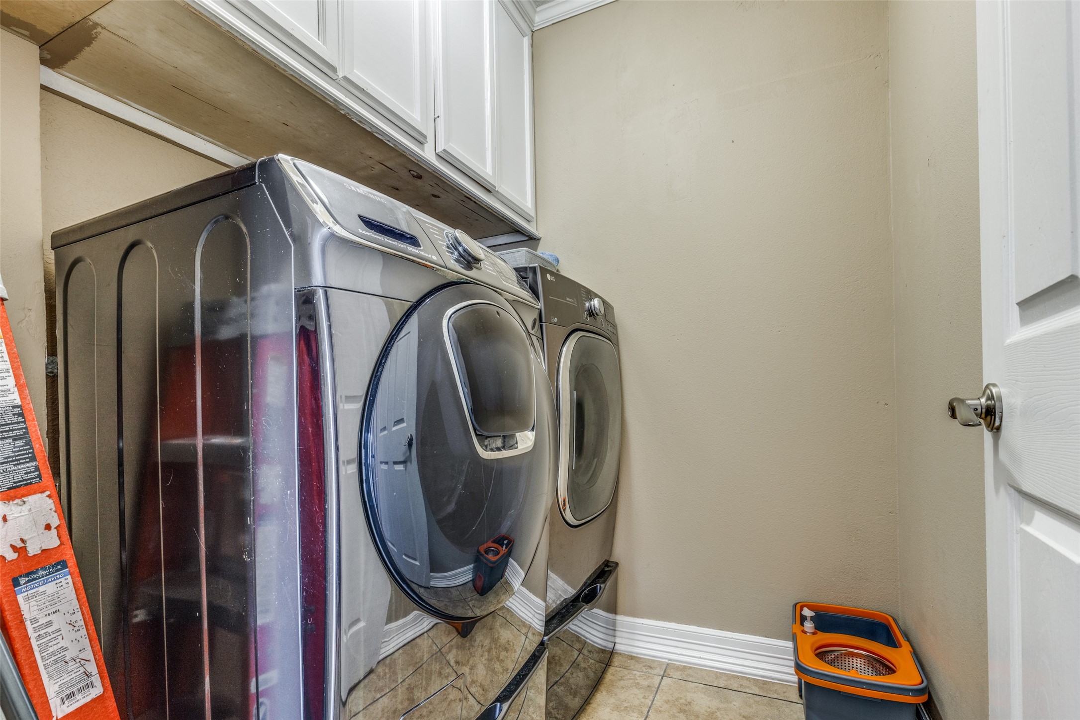 7953 Hammerly Boulevard Houston, TX 77055 - Photo 20 of 24 a utility room with dryer and washer