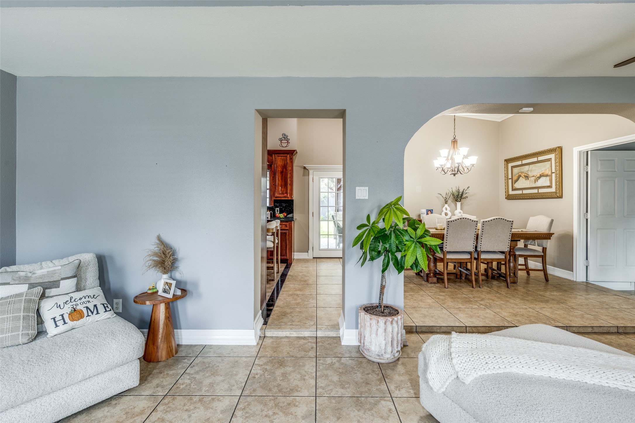 7953 Hammerly Boulevard Houston, TX 77055 - Photo 6 of 24 a living room with furniture flowerpot and a chandelier