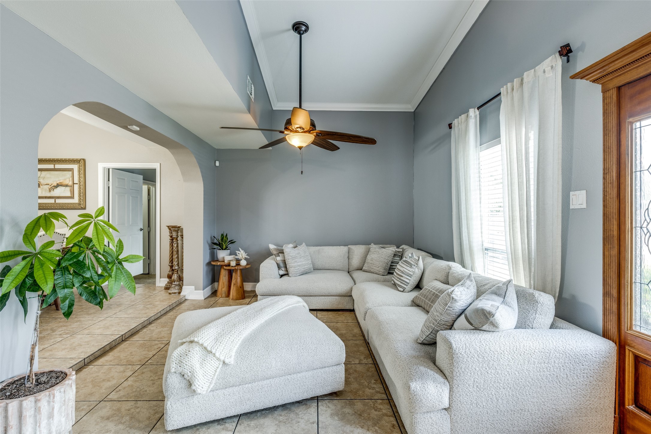 7953 Hammerly Boulevard Houston, TX 77055 - Photo 7 of 24 a living room with furniture and a chandelier
