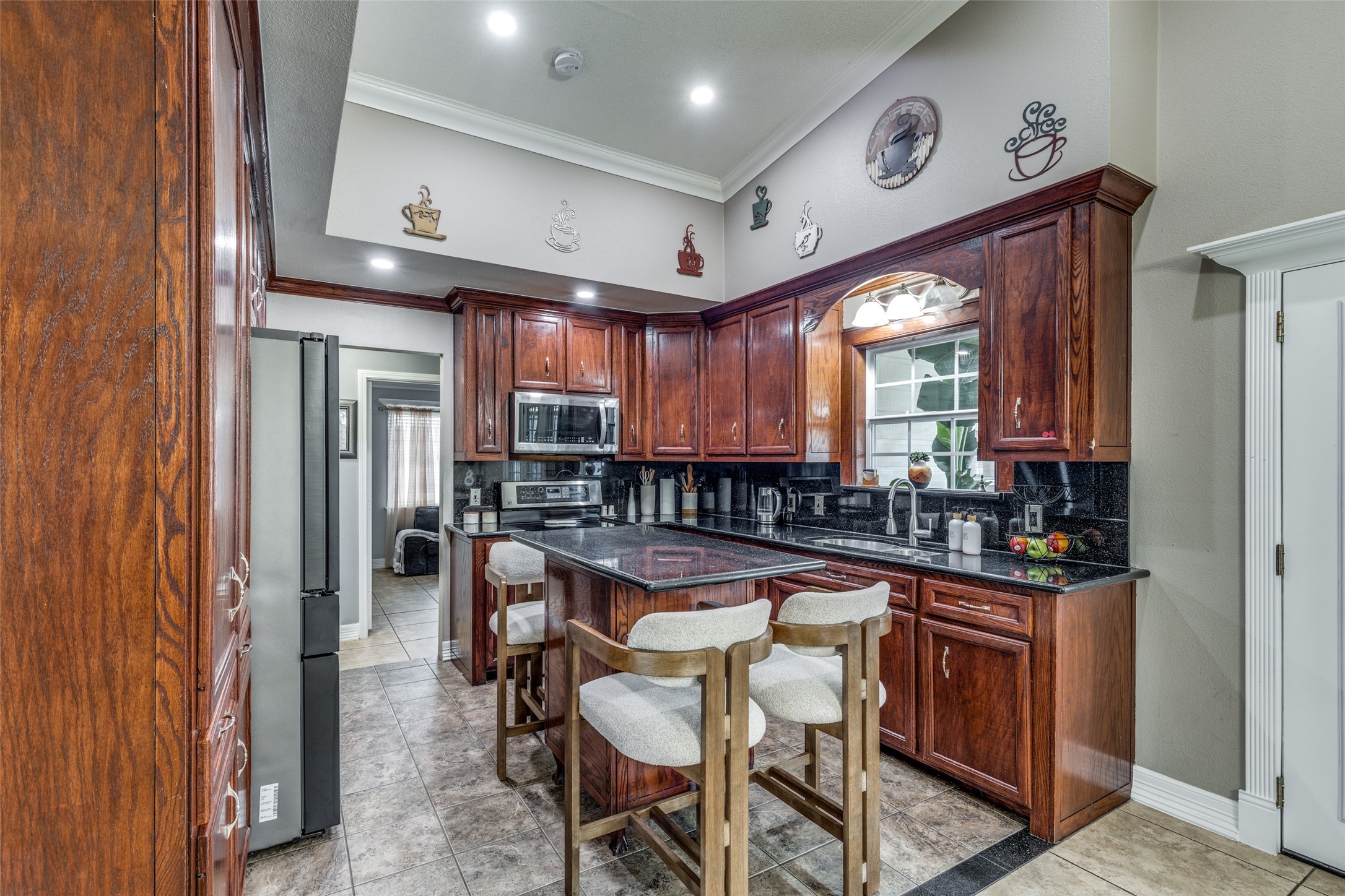 7953 Hammerly Boulevard Houston, TX 77055 - Photo 9 of 24 a kitchen with granite countertop a table and chairs in it