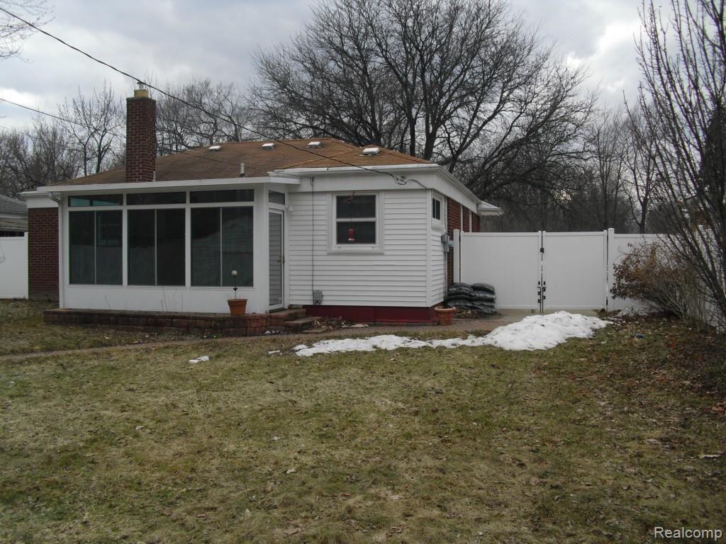 9632 Farmington Road Livonia, MI 48150 - Photo 10 of 11 Florida Room.jpg