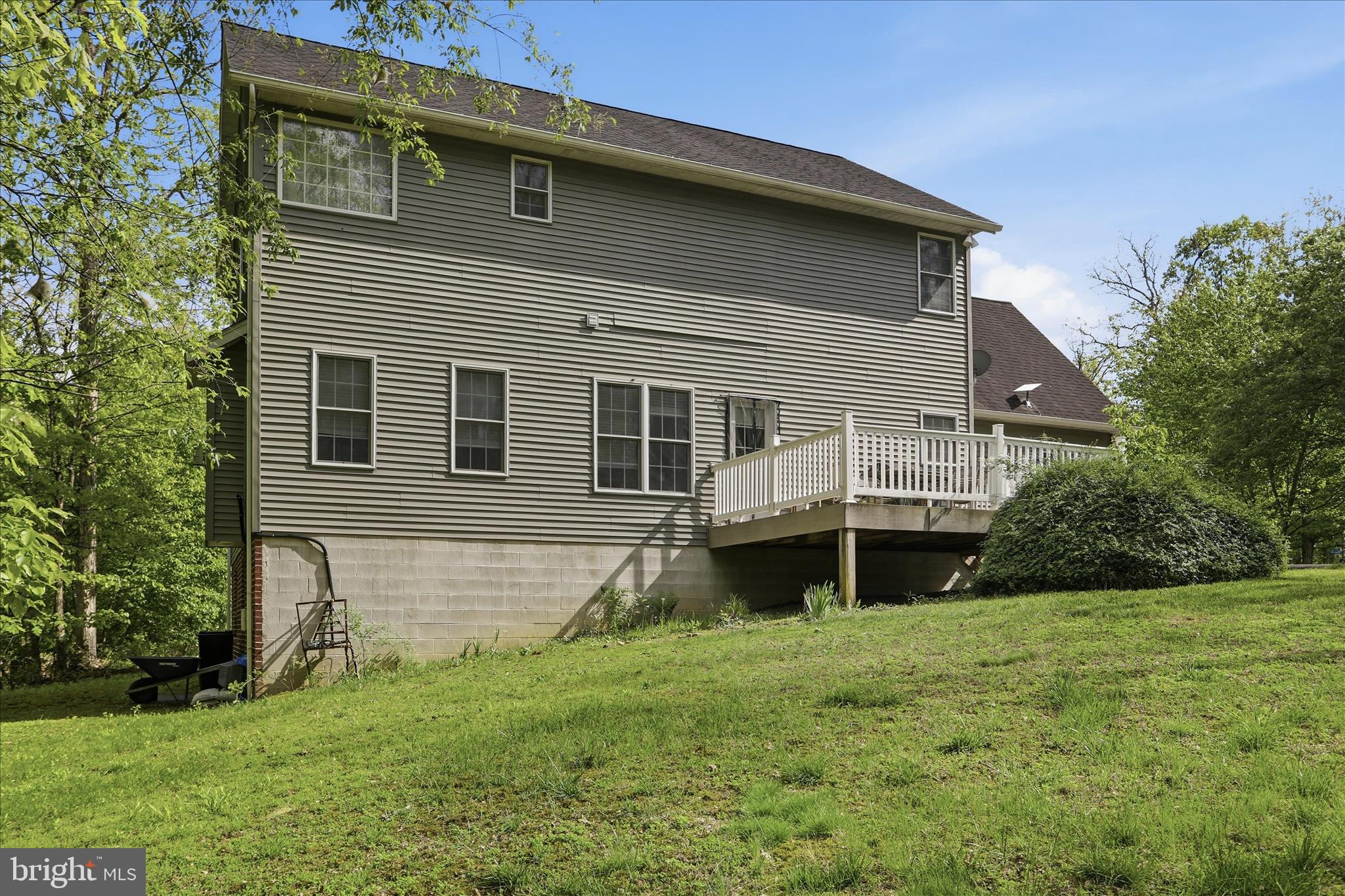 1175 North Lakewood Drive Ridgeley, WV 26753 - Photo 5 of 33 a backyard of a house with lots of green space