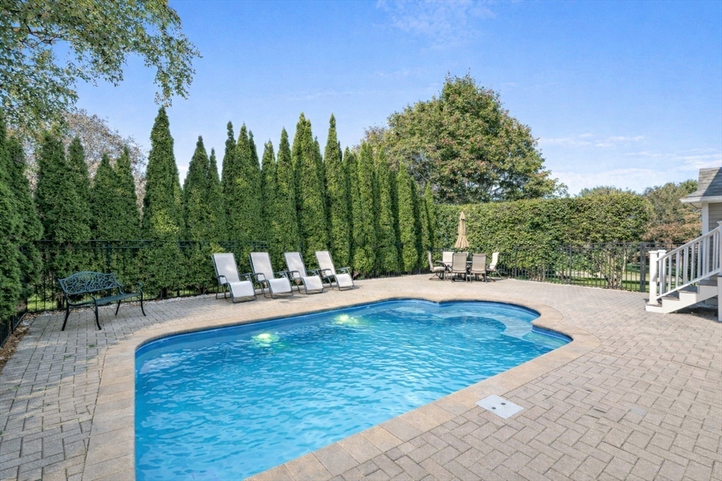 37 Mayflower Road Winchester, MA 01890 - Photo 4 of 42