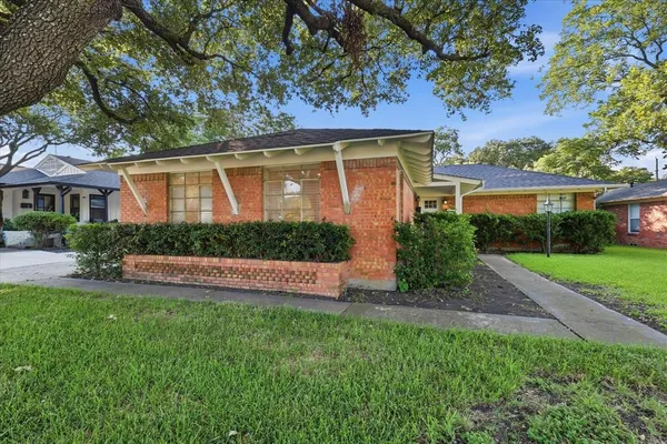 $2,400 | 6607 East Mockingbird Lane, Dallas, TX 75214