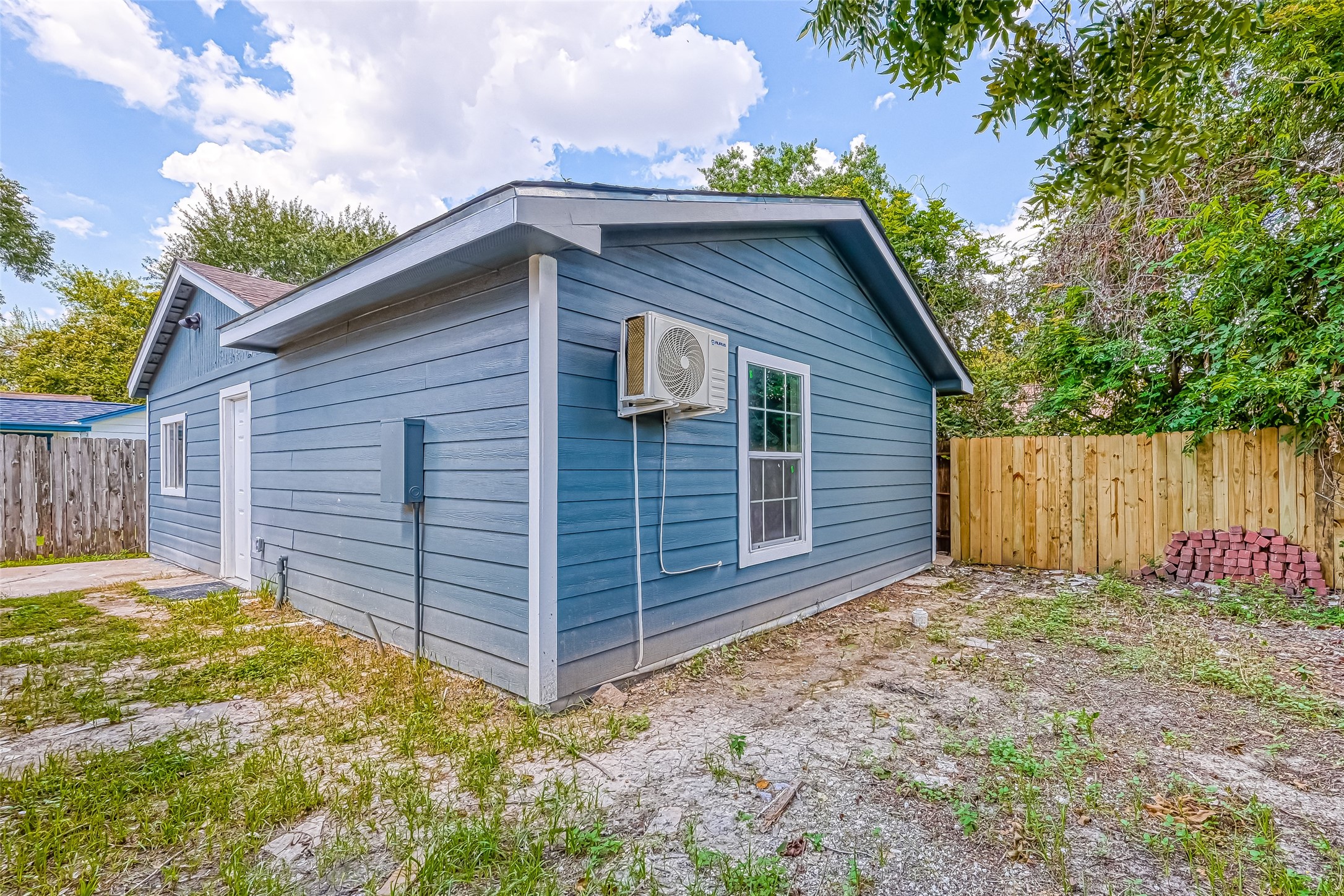 6715 Victoria Street Houston, TX 77020 - Photo 41 of 46 a view of a house with wooden fence