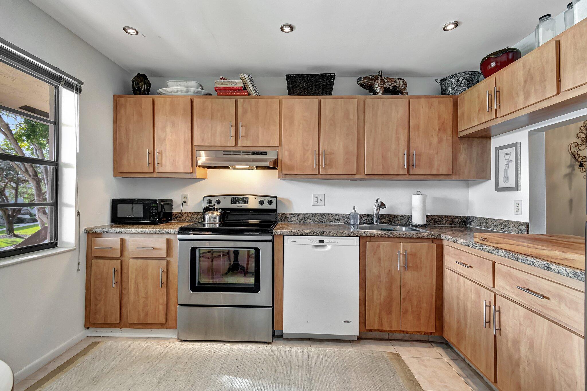 21856 Arriba Real, Unit 5F Boca Raton, FL 33433 - Photo 19 of 61 UPDATED KITCHEN